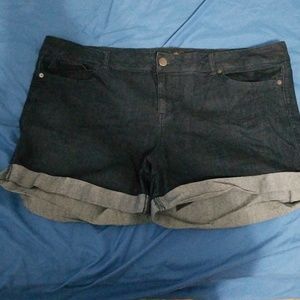 Fashion to figure stretch denim shorts size 20